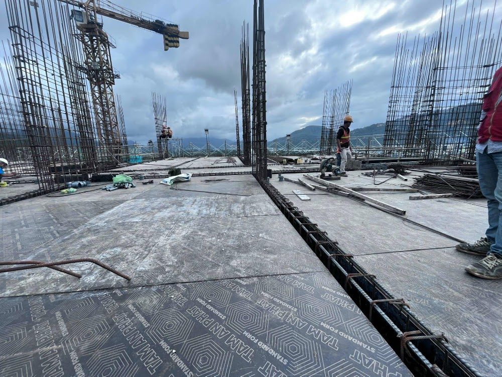 Sàn lót ván ép phủ phim trên hệ xà gồ thép hộp