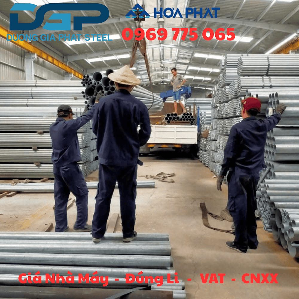 Bốc xếp ống thép mạ kẽm lên xe giao công trình