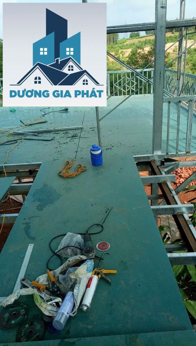 Lắp tấm sàn lên khung thép hộp