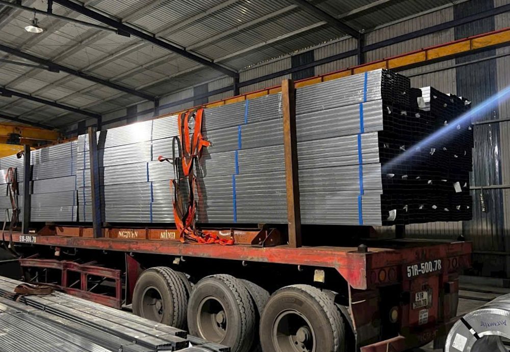 Xe chở thép hộp mạ kẽm giao khu vực Tây Ninh