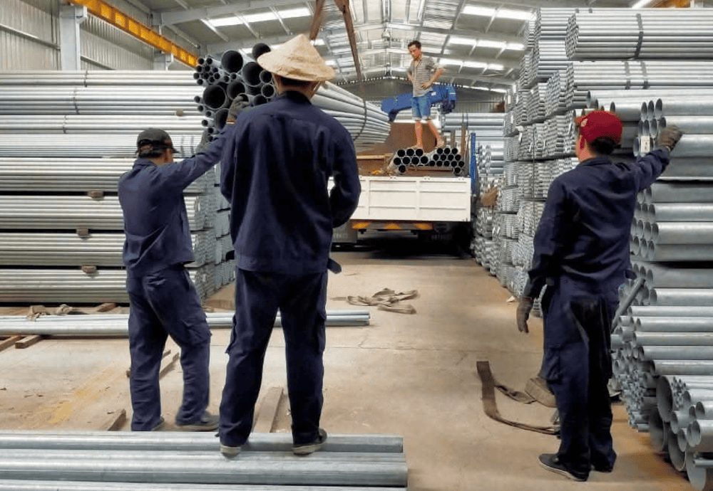 Bốc xếp ống thép lên xe giao hàng